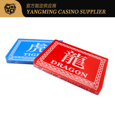 खरीदें उच्च-पारदर्शी क्रिस्टल ऐक्रेलिक ड्रैगन टाइगर चीनी और अंग्रेजी डीलर कोड प्लेट लाल और नीला डबल-साइडेड स्क्रीन प्रिंटिंग ऑनलाइन निर्माण